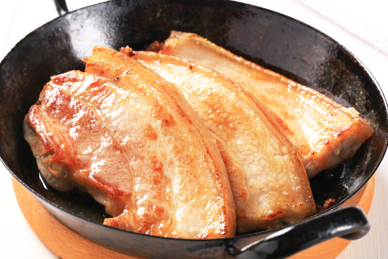 Crispy_pork_in_frying_pan