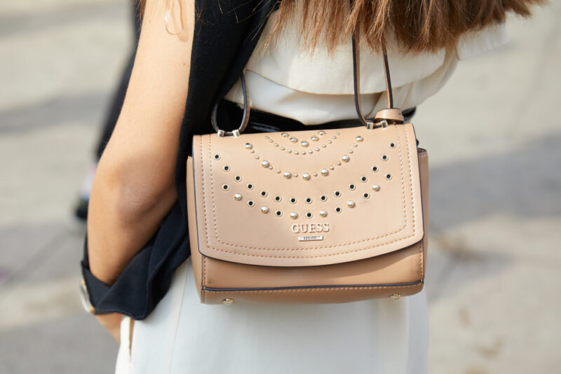 Guess_cross_body_bag_pink_base_coulour
