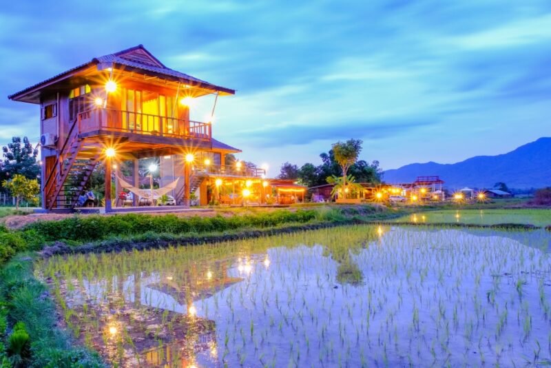 แบบบ้านไทยประยุกต์สองชั้นริมนา