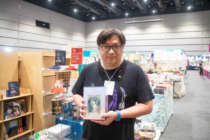 พี่ผู้ชายถือหนังสือ