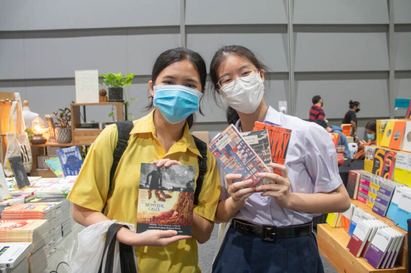 หน้องผู้หญิงถือหนังสือ