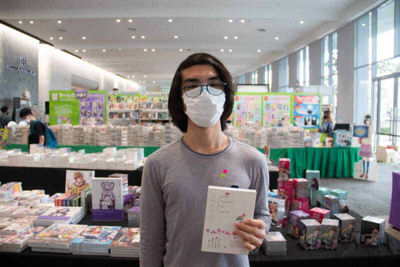น้องผู้ชายถือหนังสือ