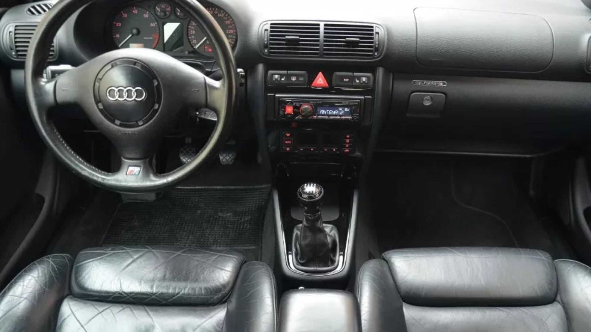 ด้านในรถยนต์ Audi S3 Coupe 2000 ของโรนัลโด้